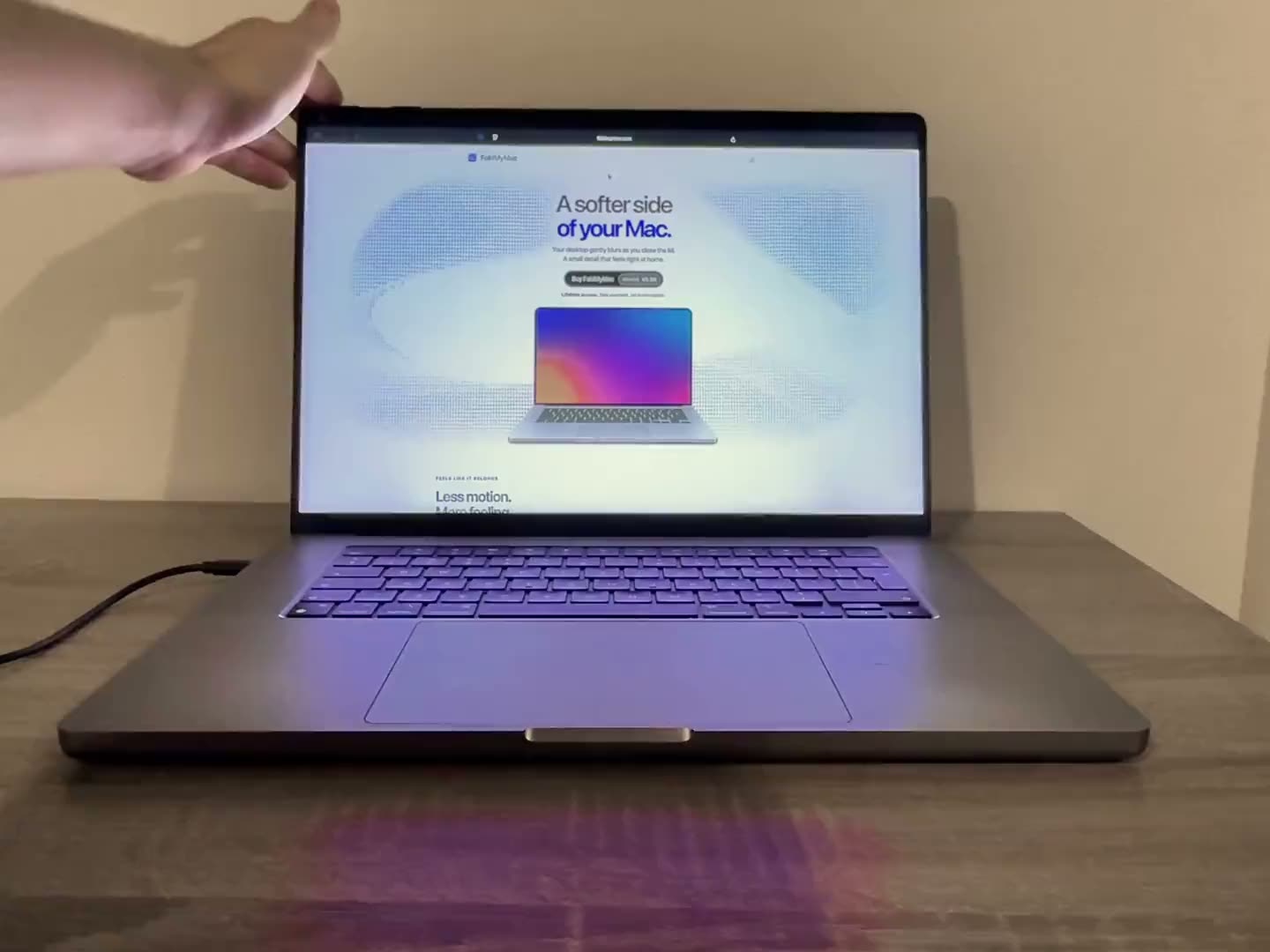 A MacBook on a desk with its desktop folding as the lid closes